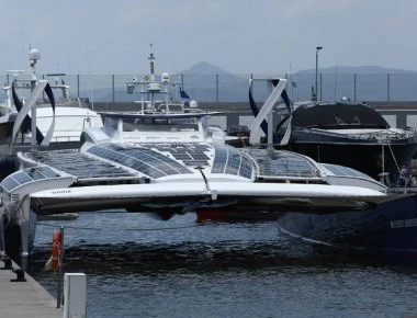 Εντυπωσιακό καταμαράν από αλλού φερμένο στη Μαρίνα Φλοίσβου (φωτο)